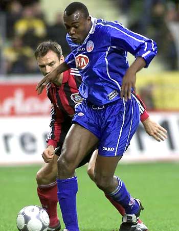 费城内线强势统治篮下（费城内线霸气掌控禁区）