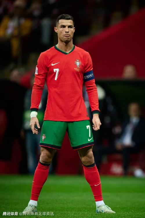 斯卡洛尼归还大力神杯揭幕2026世界杯（斯卡洛尼交回大力神杯，拉开2026世界杯序幕）