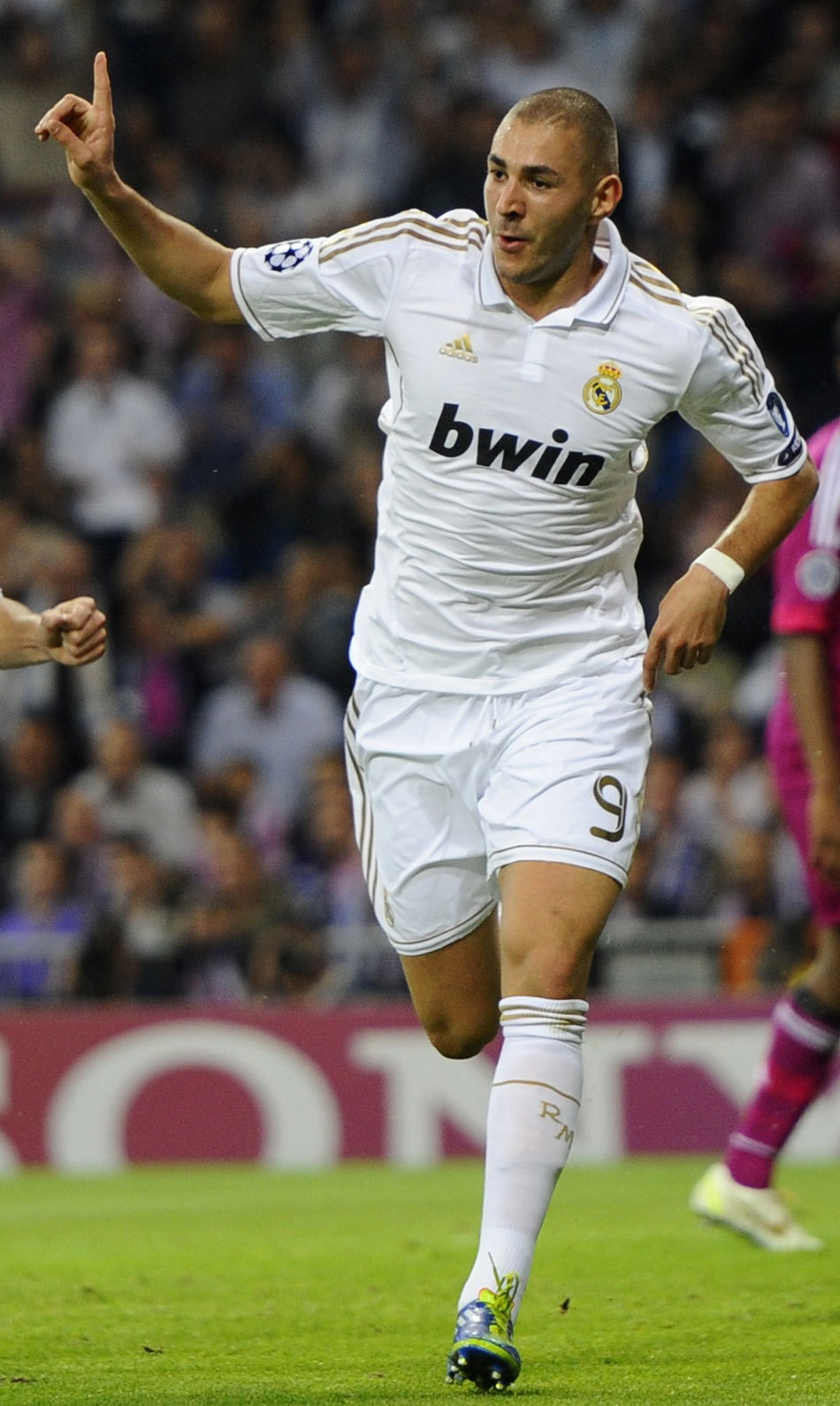 AC米兰在意大利杯负于拉齐奥，终结13场不败，放弃杯赛以专注意甲，凸显战略调整。（AC米兰意杯不敌拉齐奥，13场不败告终，弃杯专攻意甲显战略转向）