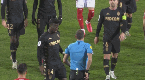 被球迷喷得退出国家队的吴曦，其实是郑智后最强后腰，场上也很拼