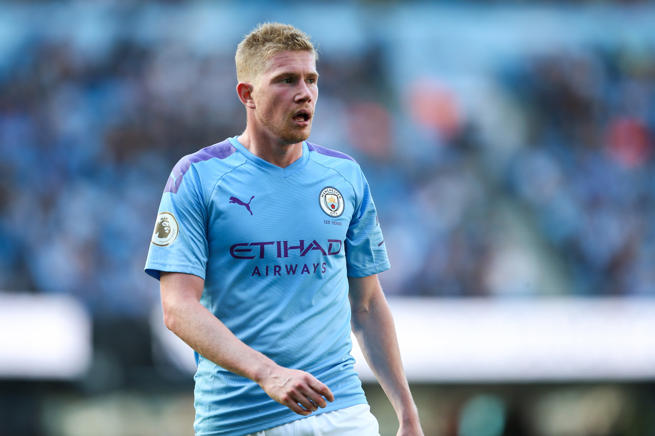 表达崇高敬意，重庆铜梁龙向李章洙赠送冲超纪念球衣（重庆铜梁龙向李章洙赠予冲超纪念球衣，致以崇高敬意）